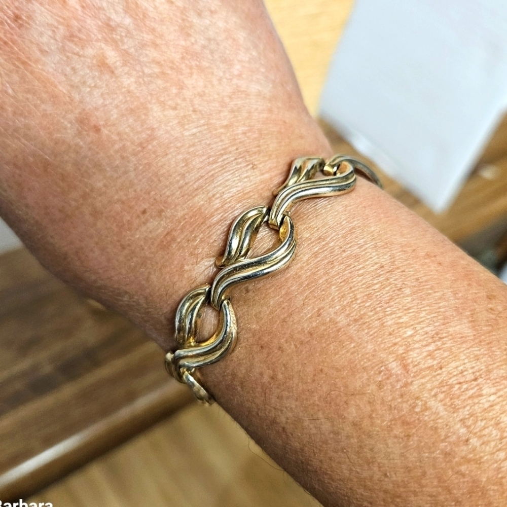 Vintage Trifari Gold-tone Ribbed Hook-shape Link Bracelet